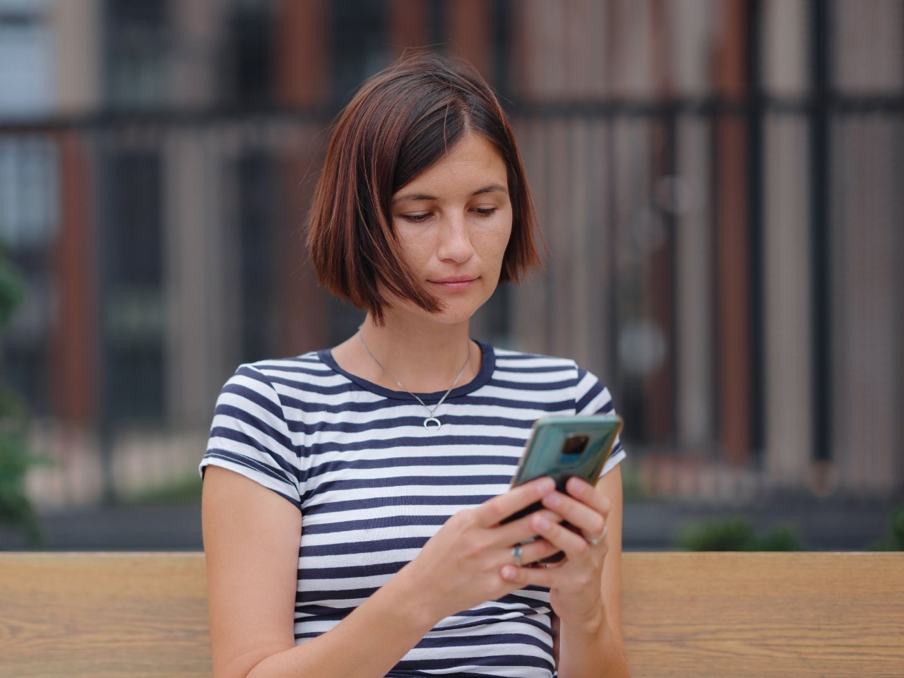 Kesepian dan Kecenderungan Kecanduan Media Sosial pada Dewasa Awal - Article | Toko Psikologi