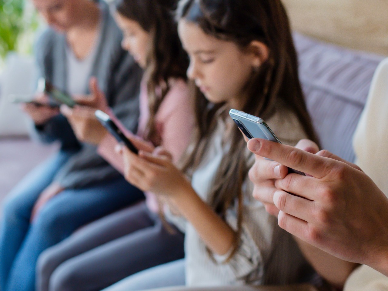 FOMO dan Doomscrolling: Ketika Takut Ketinggalan Membuat Kita Terjebak di Layar | Toko Psikologi