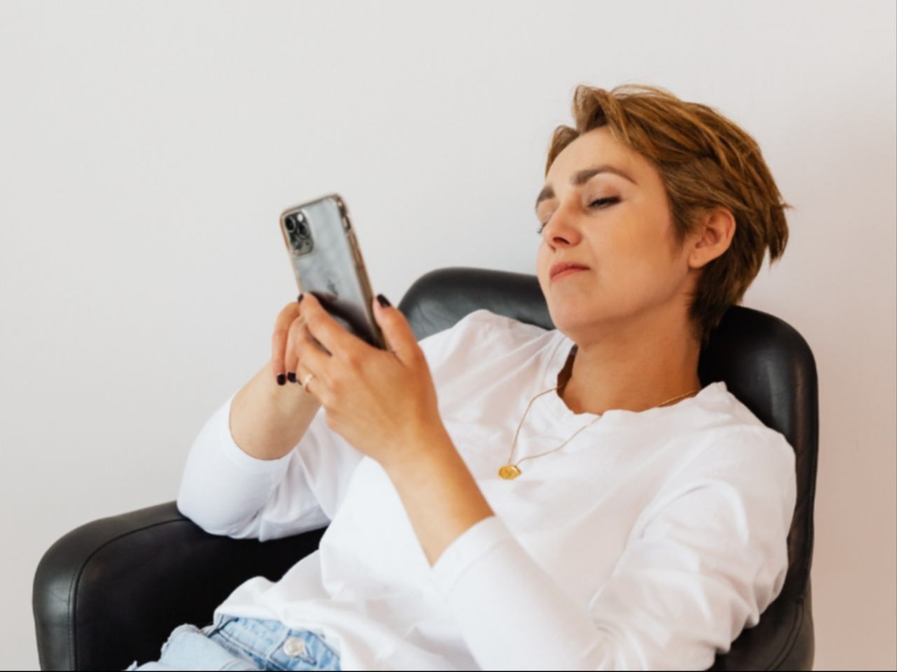 Menemukan “Pause” di Tengah Doomscrolling: Strategi Sensory Healing | Toko Psikologi