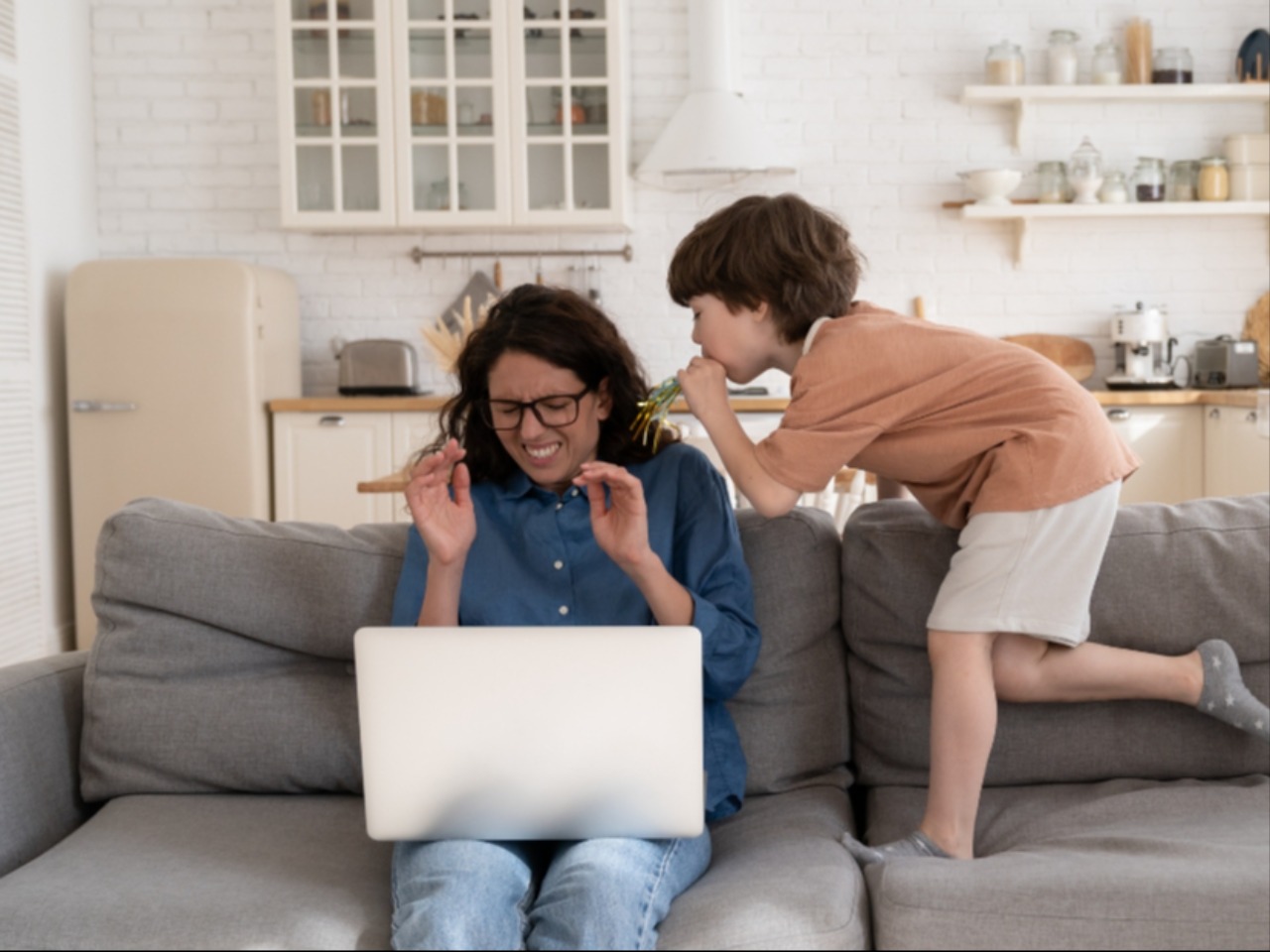 “Capek Jadi Orang Tua yang Sabar”: Mindful Parenting dalam Situasi Sulit | Toko Psikologi